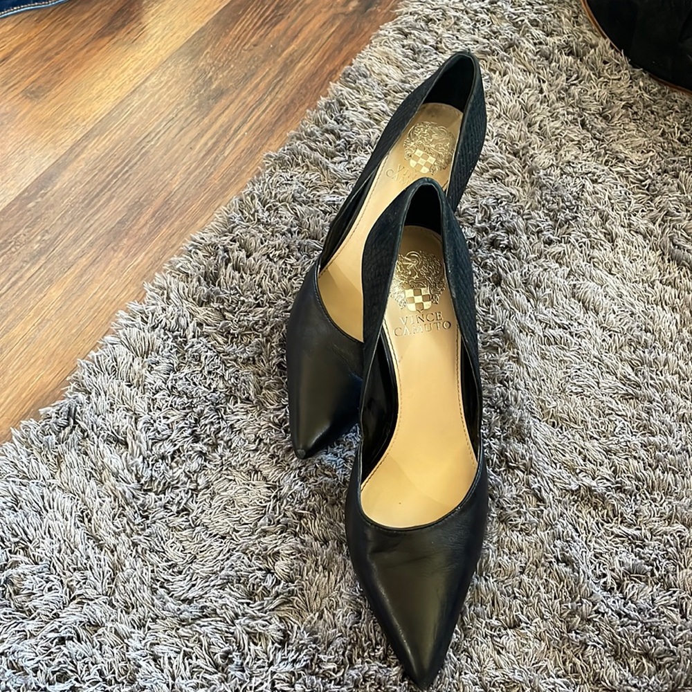 Vince Camuto blk pumps